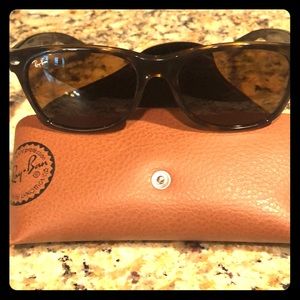 Women’s ray ban.